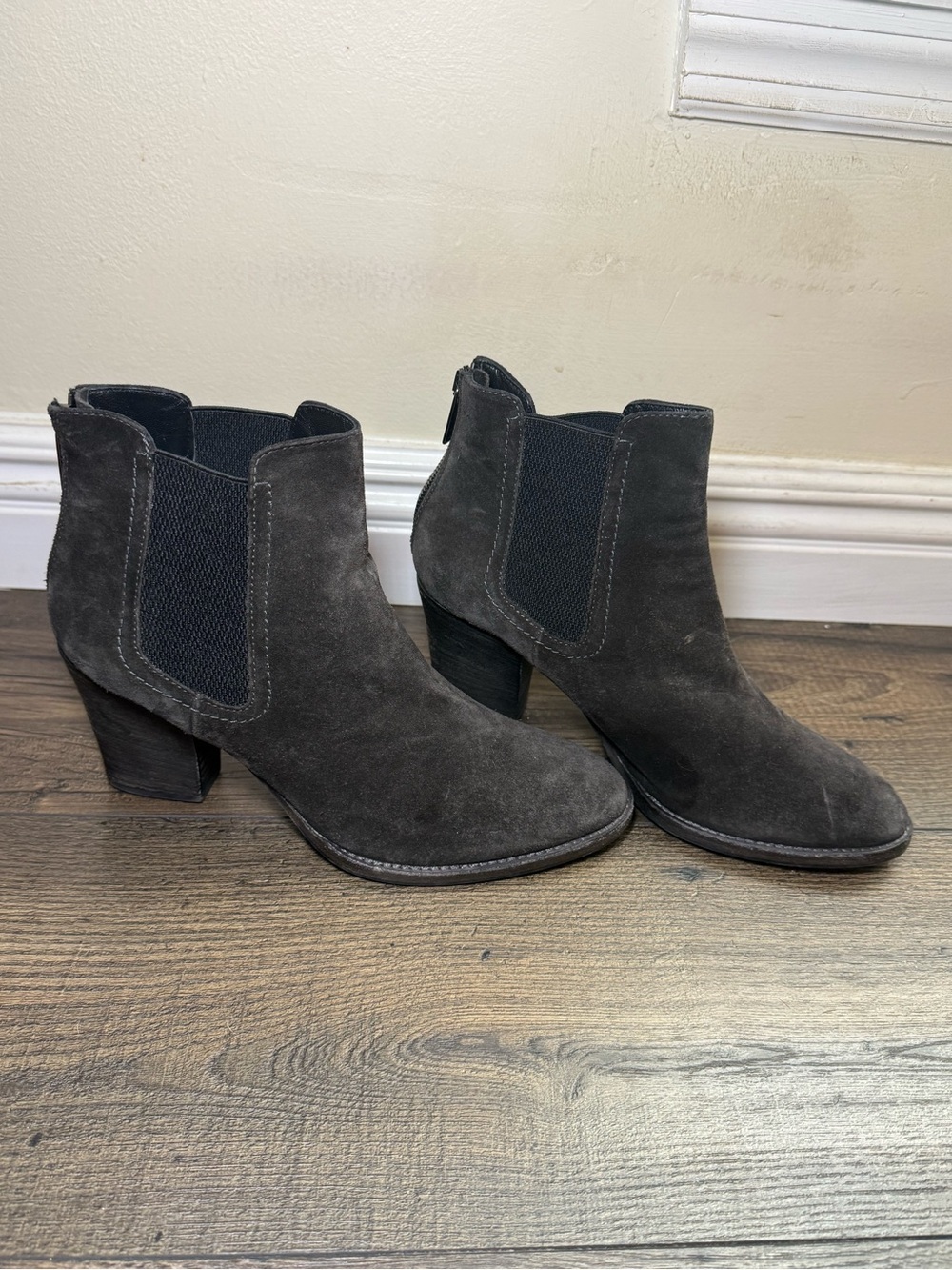 Aquatalia Dark Grey Suede Chelsea Ankle Boots Block Heel Size 9 1/2 9.5